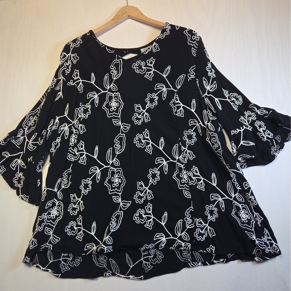 Catherines Blouse Womens 2X (Est Black White Floral Embroidered Bell Sleeve Boho